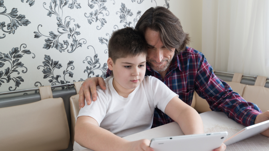 Att be barnet lära en hur det fungerar kan göra att man får större insyn i vad som pågår på nätet. Foto: Shutterstock